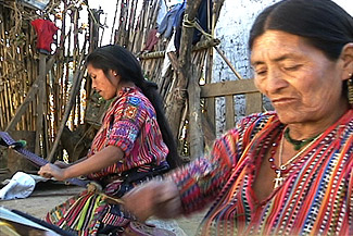 Luisa Gueraca Yak weaves a servilleta or multipurpose cloth beside Juana. Photo by Kathleen Mossman Vitale 2005.